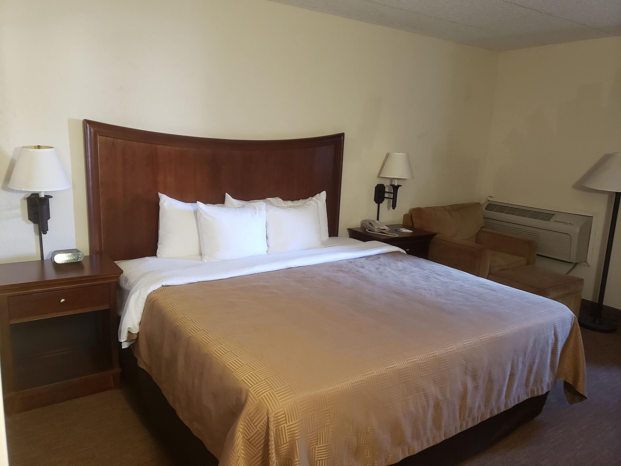 Clarion Inn&suites Hotel Tulsa
