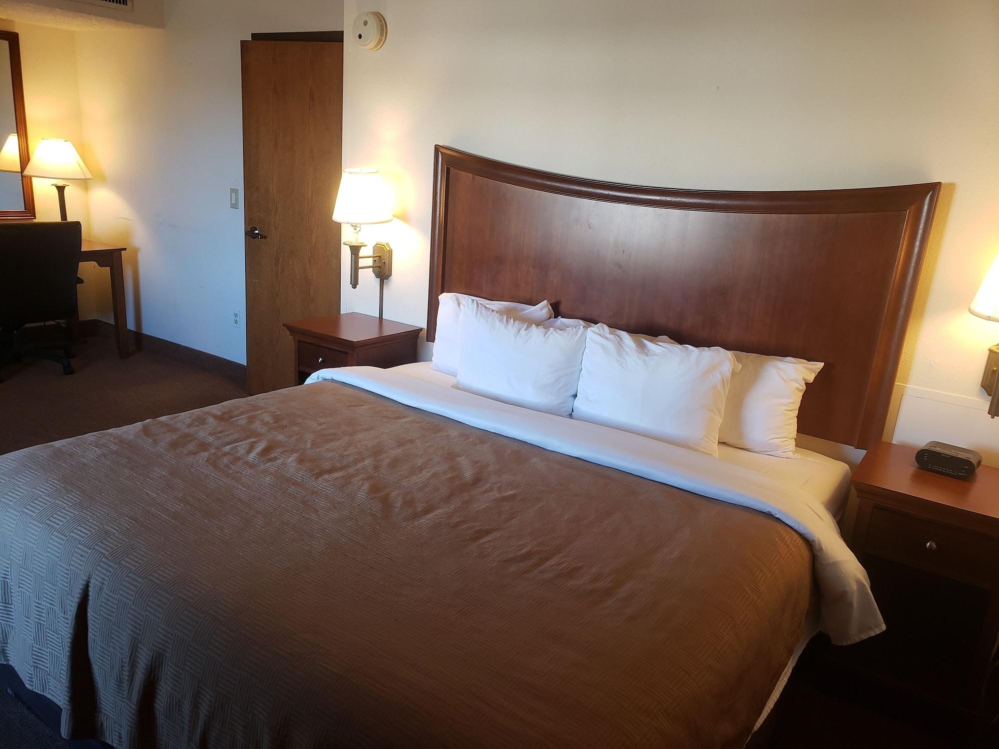 Clarion Inn&suites 3*