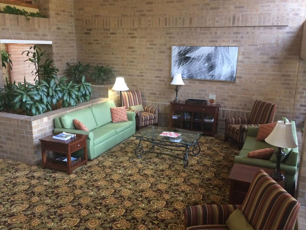 Clarion Inn&suites 3*
