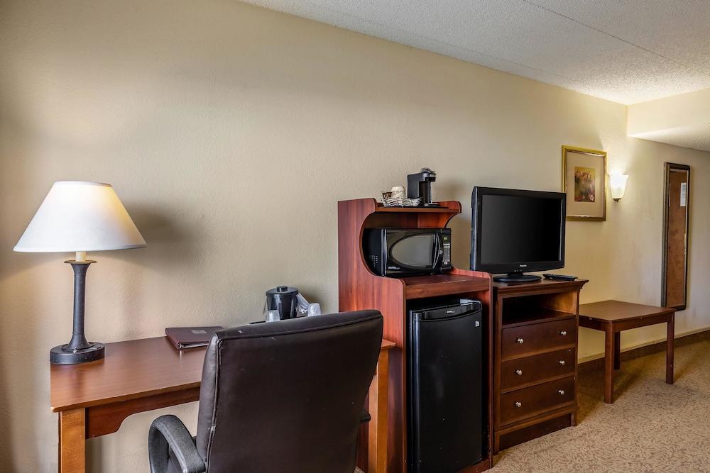 Clarion Inn&suites 3*