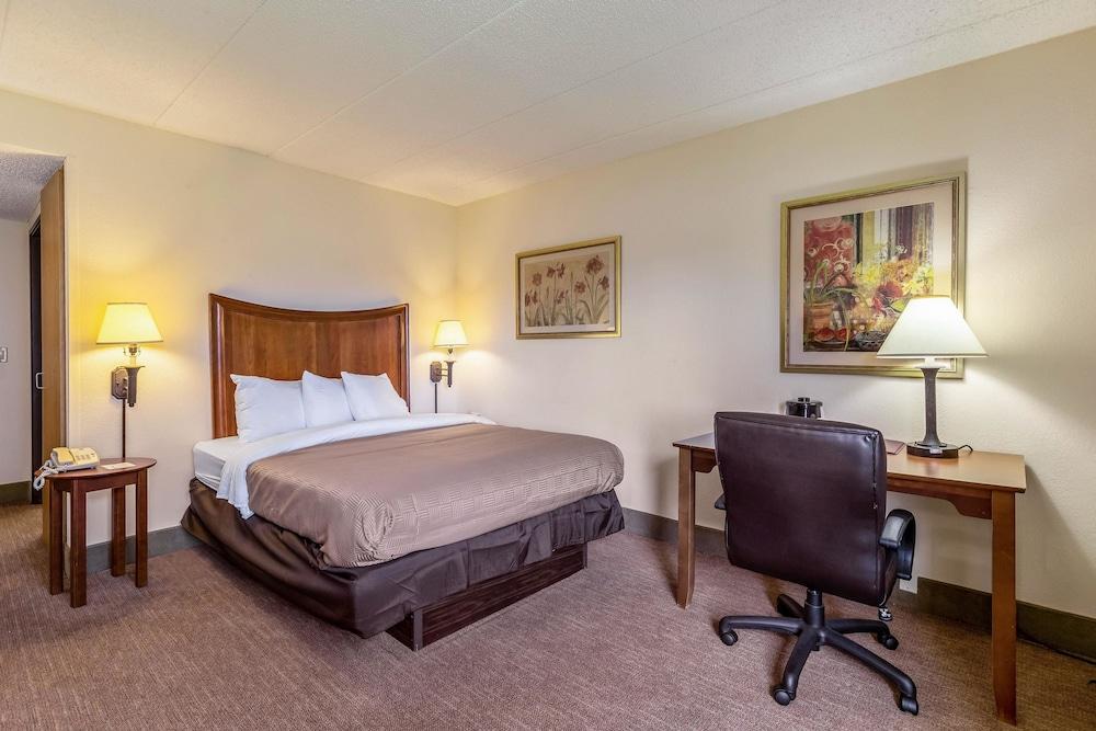 Clarion Inn&suites Hotel Tulsa