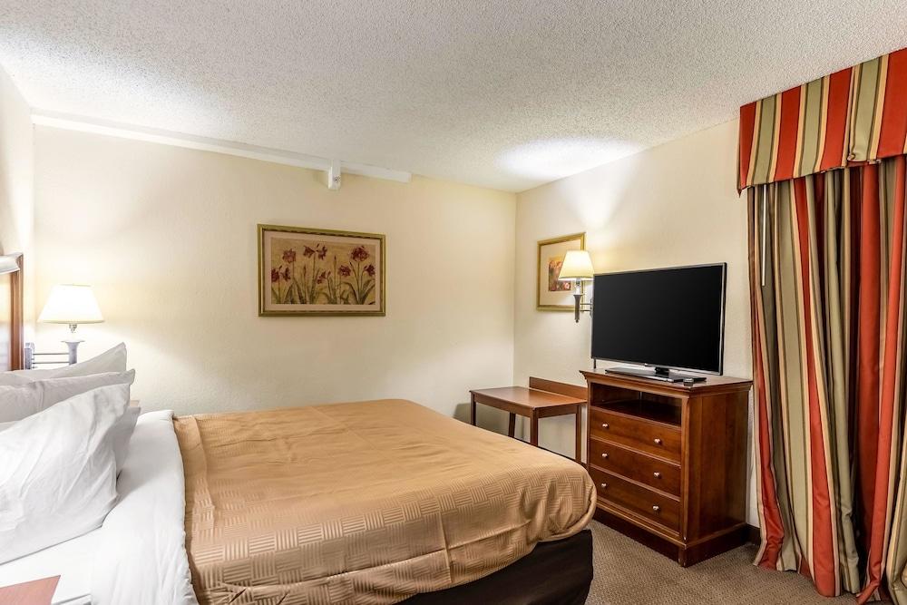 Clarion Inn&suites Hotel
