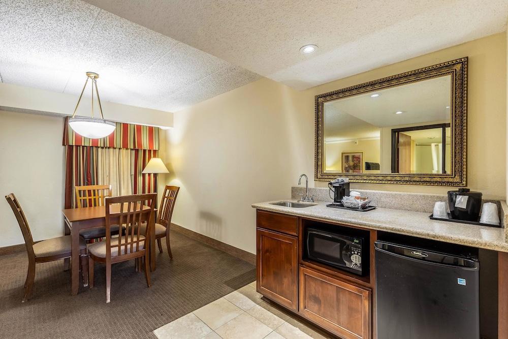 Clarion Inn&suites Hotel Tulsa