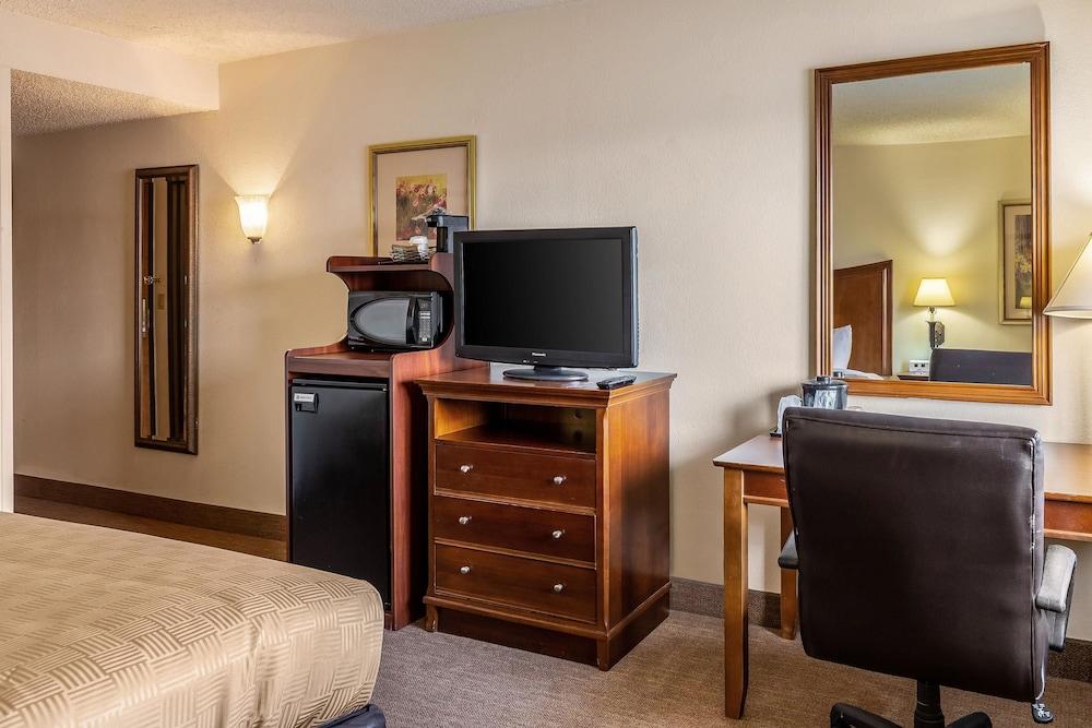 Clarion Inn&suites Hotel 3*