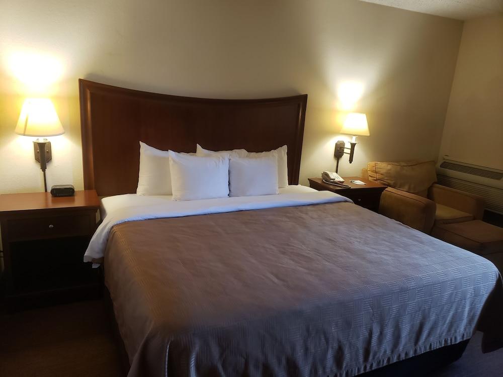 Clarion Inn&suites Hotel Tulsa