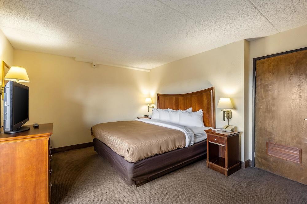 Clarion Inn&suites 3*