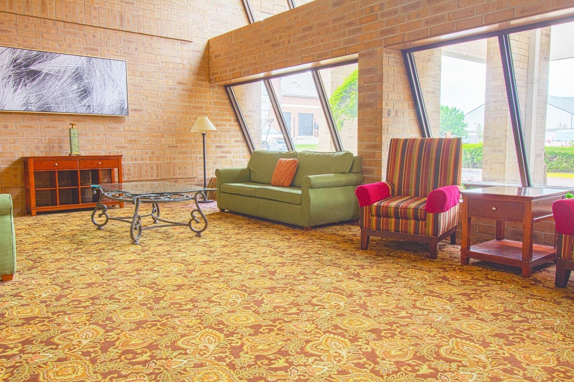 Clarion Inn&suites 3*