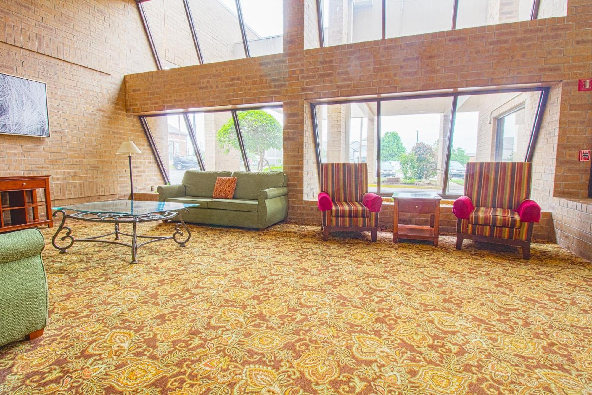 Clarion Inn&suites 3*
