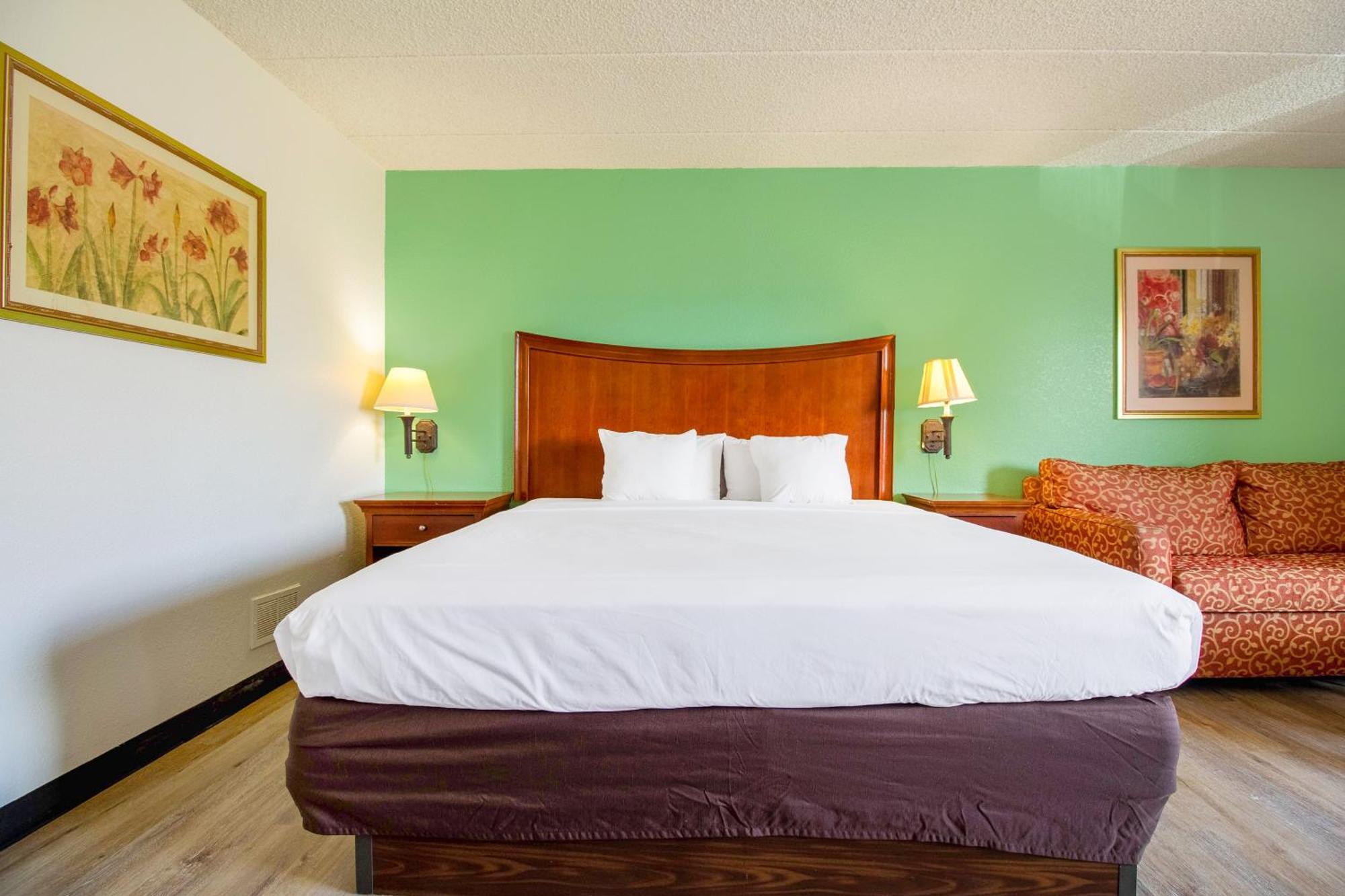 Clarion Inn&suites Hotel Tulsa