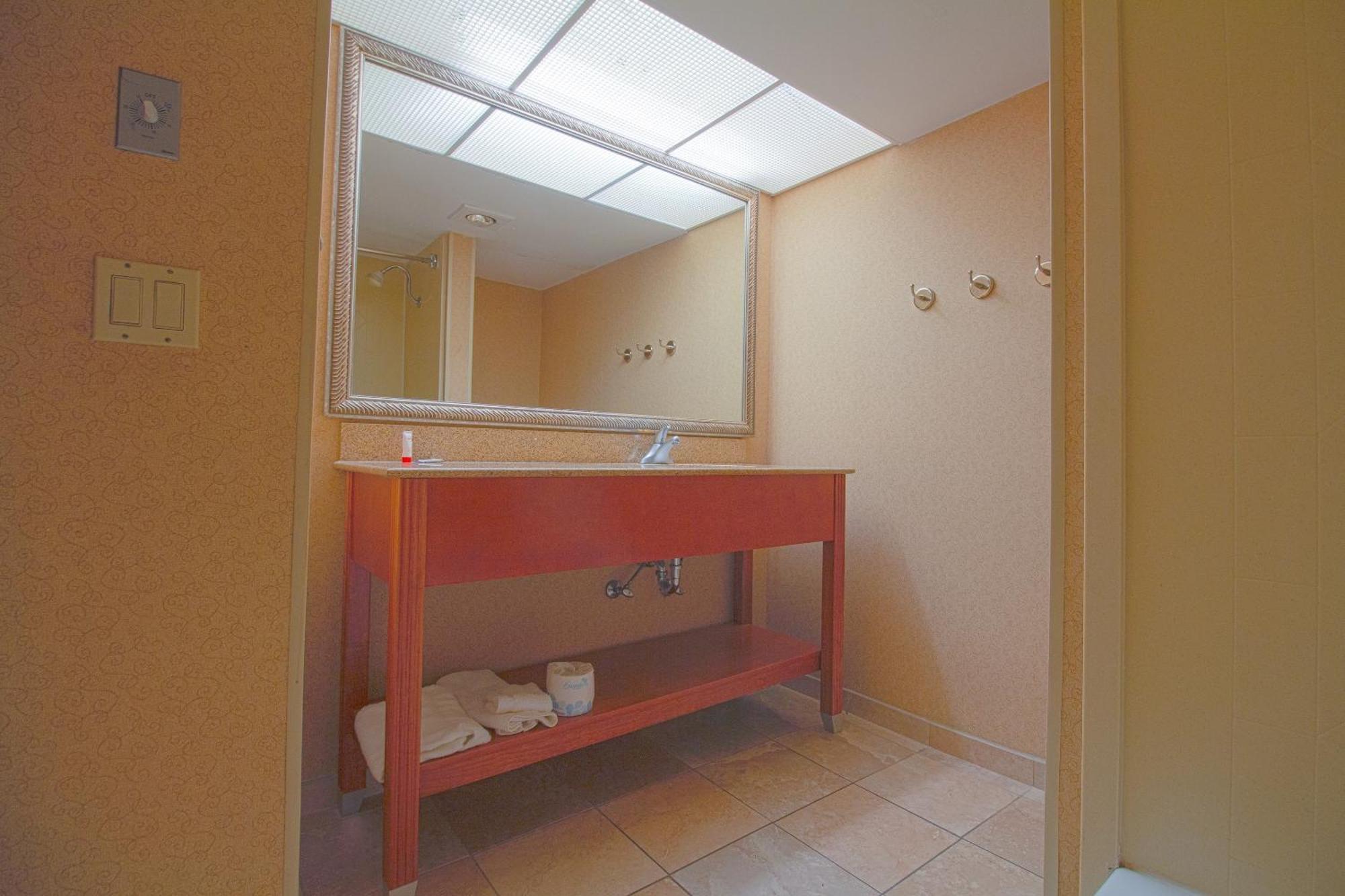 Clarion Inn&suites 3*